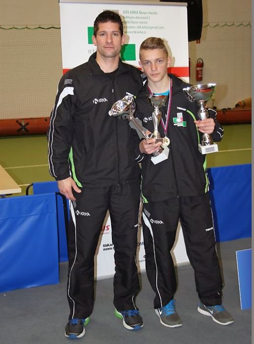 Tako kot njegov trener Uroš Slatinšek med člani se je tudi Peter Hribar na kadetskem državnem prvenstvu razveselil dveh lovorik. (Foto: NTK Krka)