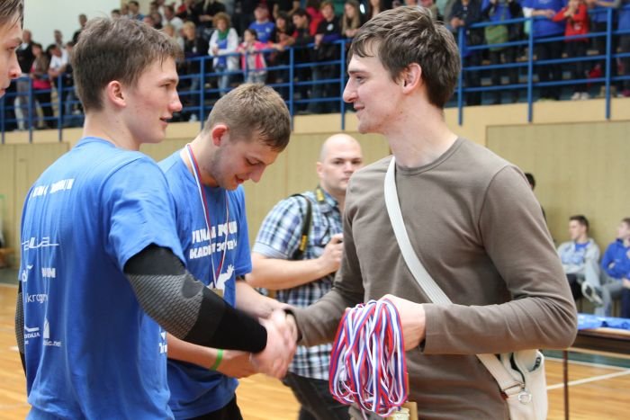 Medalje je mladim Trebanjcem podelil najboljši trebanjski rokometaš, vodja igre Celja Pivovarne Laško in reprezentance Sebastjan Skube. (Foto: I. Vidmar)