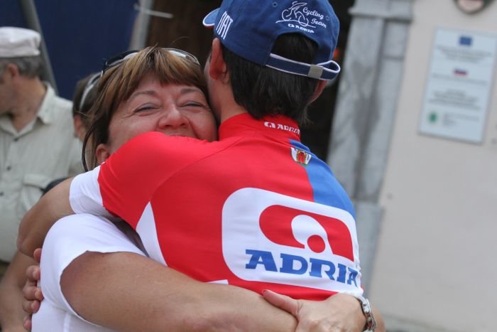 Primoževe zmage se je takole razveselila tudi predsednica kolesarskega kluba Adria Mobil Mojca Novak. (Foto: I. Vidmar)