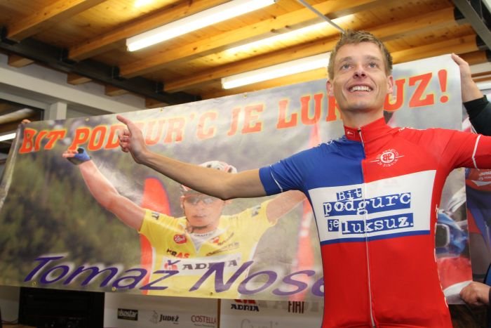 Tomaž Nose je ob slovesu od kolesarstva v novi majici dvignil roke tako kot leta 2006 na dirki Po Sloveniji. (Foto: I. Vidmar)