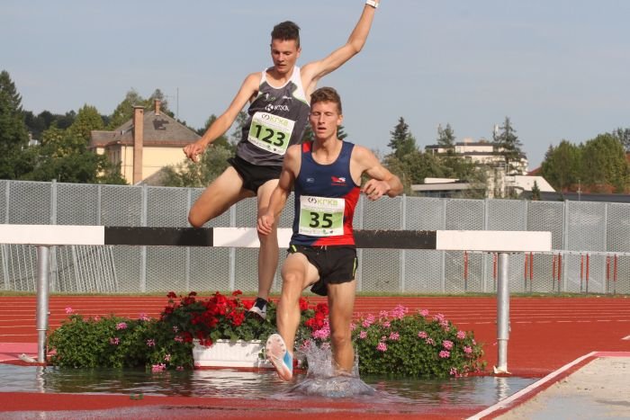 Nadarjeni šestnajstletni topliški mladinec Matevž Cimermančič (spredaj) je na 2000 m zapreke med člani osvojil drugo mesto, tretji je bil osemnajstletni Novomeščan Rok Pugelj (za njim). (Foto: I. Vidmar)