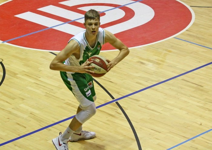 Sedemnajstletni Miha Škedelj je na igrišču tokrat prebil 27 minut, največ med Krkinimi košarkarji, in dosegel sedem točk. (Foto: I. Vidmar)