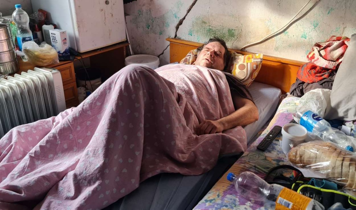 Andrej Štrumbelj je takole ležal štiri mesece. Na iztegu roke je bil vse njegov svet. (Foto: Preiskovalno.si)