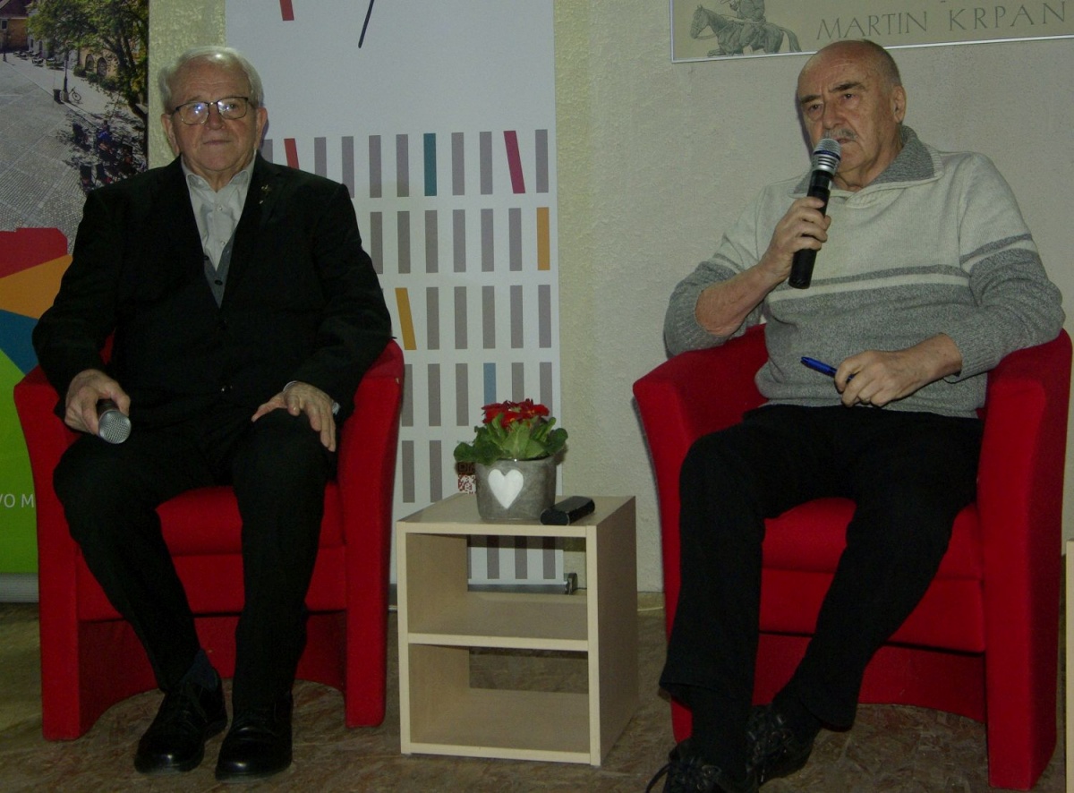 V novomeški knjižnici se je z dr. Janezom Grilom pogovarjal mag. Janez Pezelj (na desni).