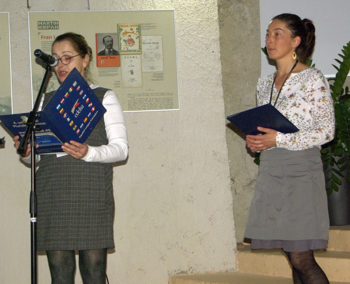 Natalija Mikec in Bojana Medle sta brali odlomke iz Pezljeve recenzije Grilove knjige.