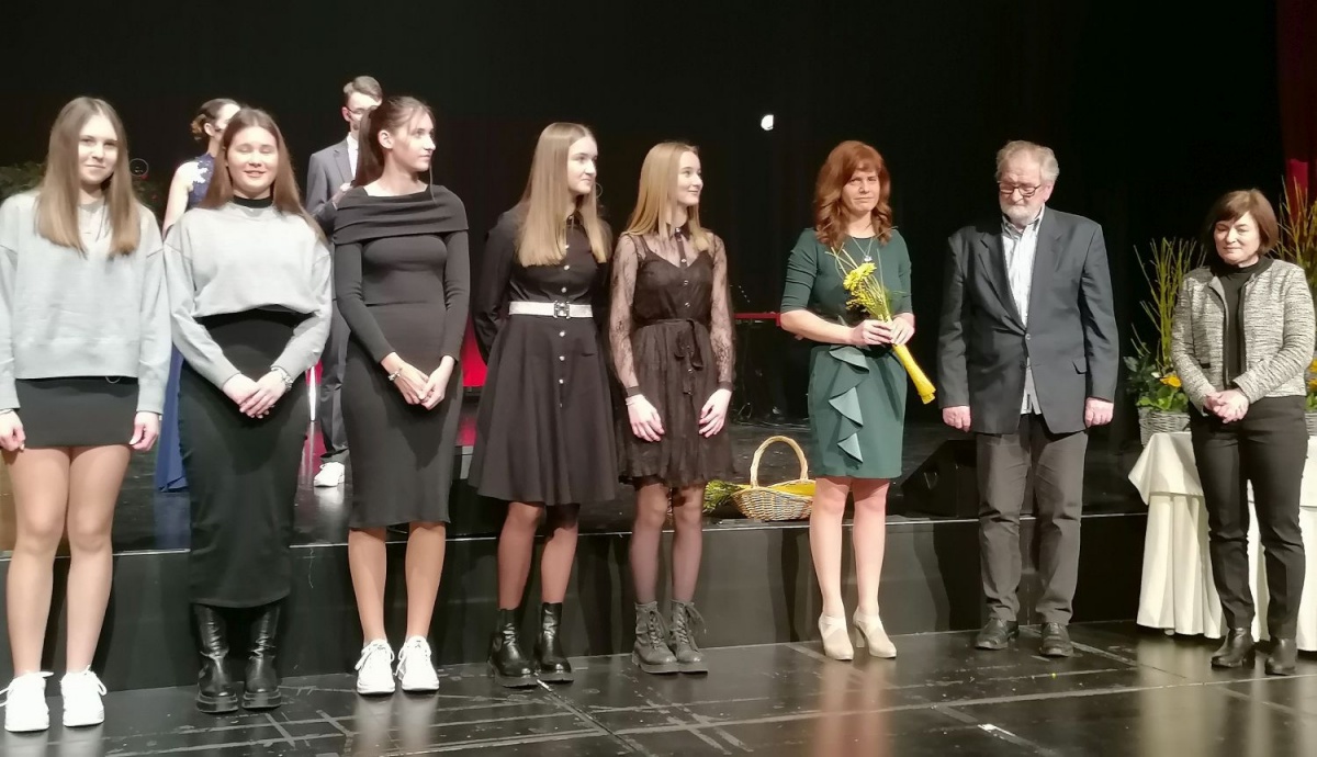 Plaketo slavček so prejele učenke recitatorke in interpretatorke literarnih besedil. Na desni mentorica Barbka Kukman.