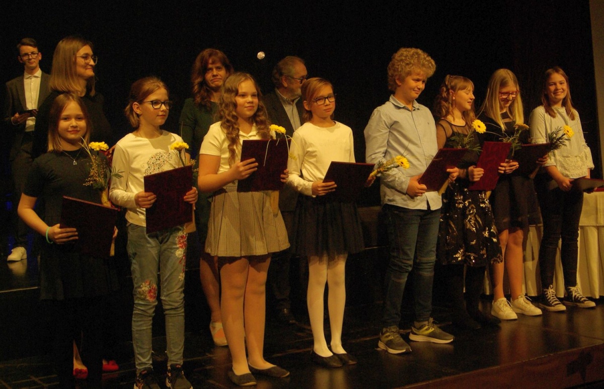 Kulturniki iz Orehovice so prejeli skupinsko priznanje slavček. Njihova mentorica je Mojca Kruh.