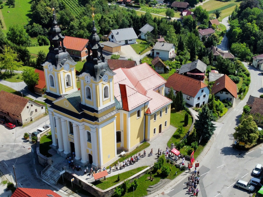 Cerkev sv. Lovrenca na Raki - ob maši zadušnici Amaliji Knavs so zvonili zvonovi. (Foto: Župnija Raka)