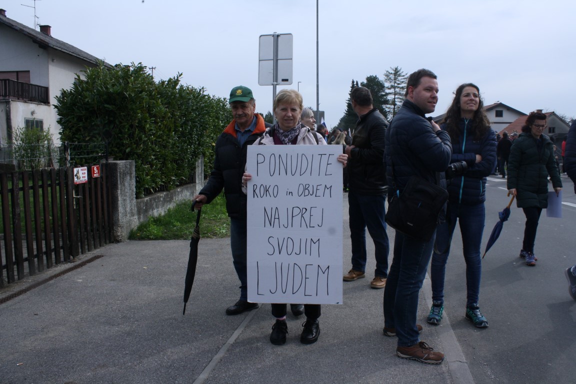 FOTO: Protestirali proti azilnemu centru