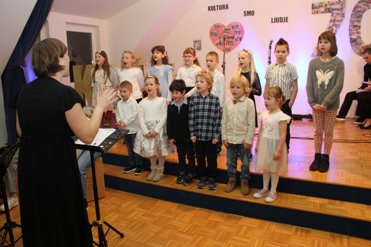 Glasen aplavz si je prislužil otroški pevski zbor, ki deluje v okviru KD Dvor.