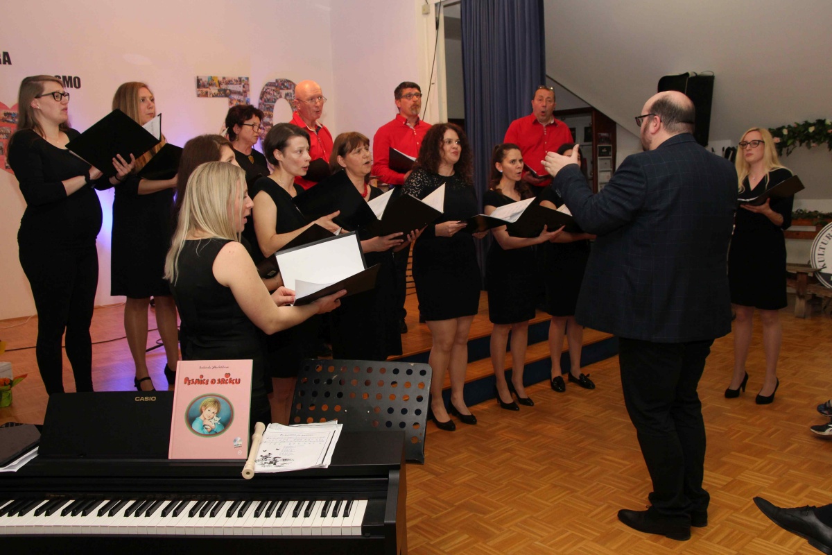 Mešani pevski zbor Dvor ob Krki deluje že preko 20 let.