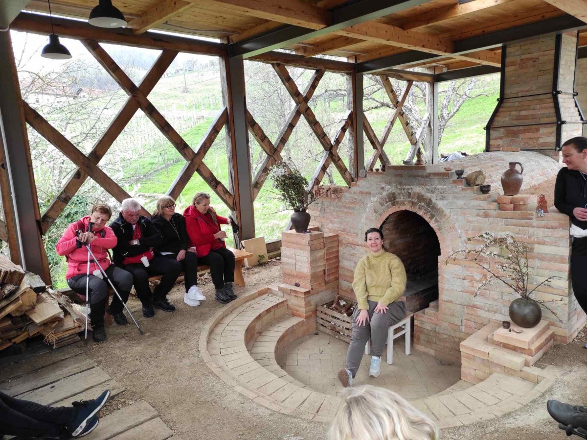 Obisk zidanice Slapničar v Črešnjicah, kjer imajo posebno peč za sušenje glinenih izdelkov, je bil nekaj posebnega.