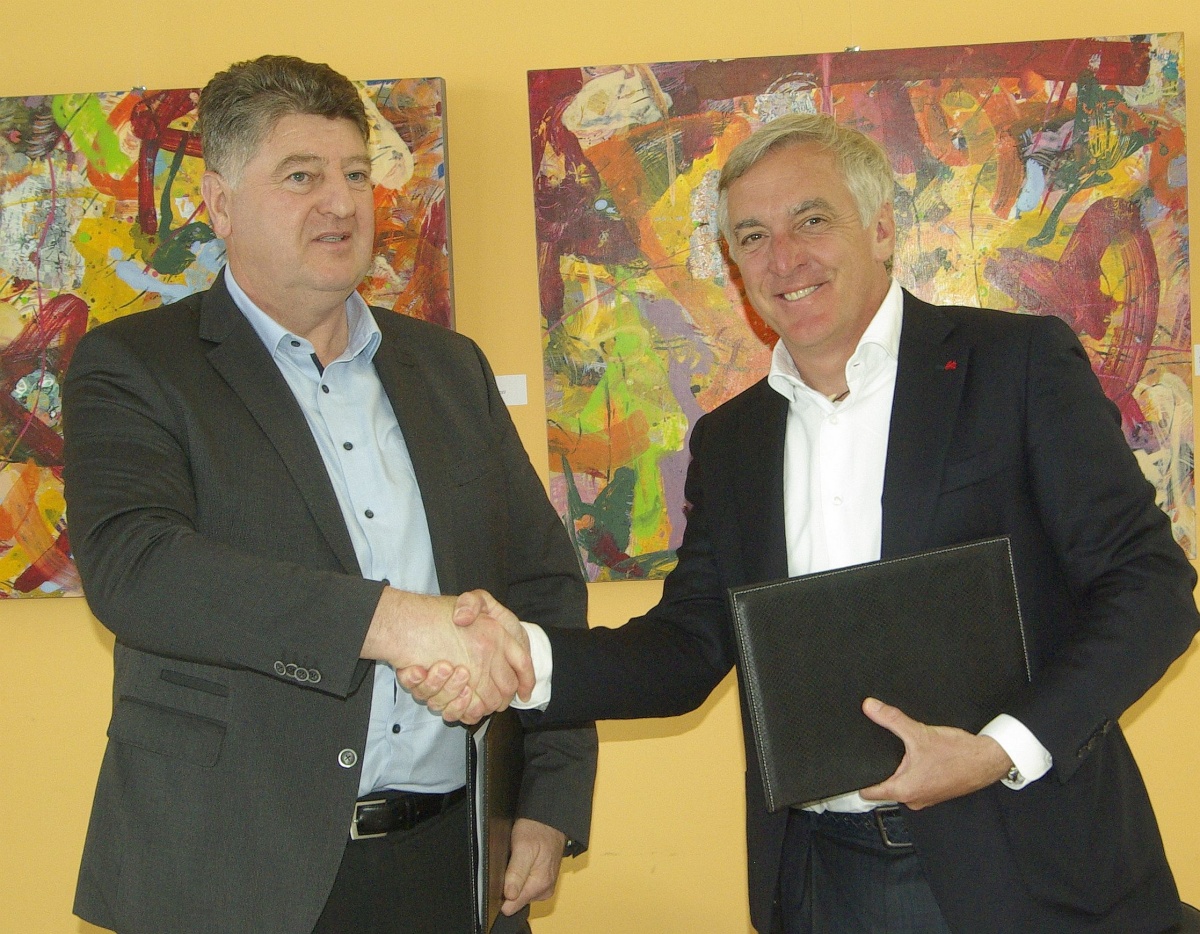 Pri podpisu pogodbe je direktor podjetja Dema Plus, inženiring d.o.o. iz Ljubljane Denis Pere (na desni) županu Jožetu Simončiču obljubil, da se bodo pri gradnji športne dvorane potrudili in jo zgradili v roku, če ne prej.
