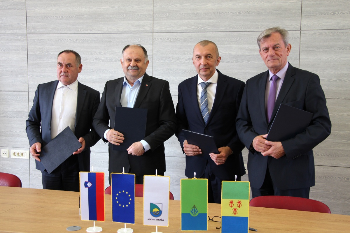 Župani občin Žužemberk Jože Papež, Mirna Peč Andrej Kastelic, Straža Dušan Krštinc in Dolenjske Toplice Franc Vovk so danes podpisali konzorcijsko pogodbo.