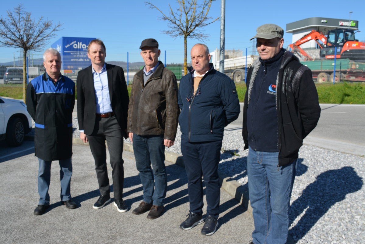 Podjetniki v poslovni coni Livada so nad odmero komunalnega prispevka  ogorčeni. Na sliki z leve Darko Zupančič, Robert Medle, Polde Kastelic,  Mitja Salopek in Marko Repše. (Foto: D. S.)