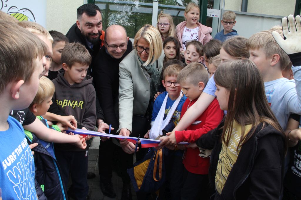 Trak so včeraj skupaj z otroci prerezali župan Tomaž Ramovš, ravnatelj OŠ dr. Pavla Lunačka Jože Tratar in Jožica Povše iz Razvojnega centra Novo mesto. 