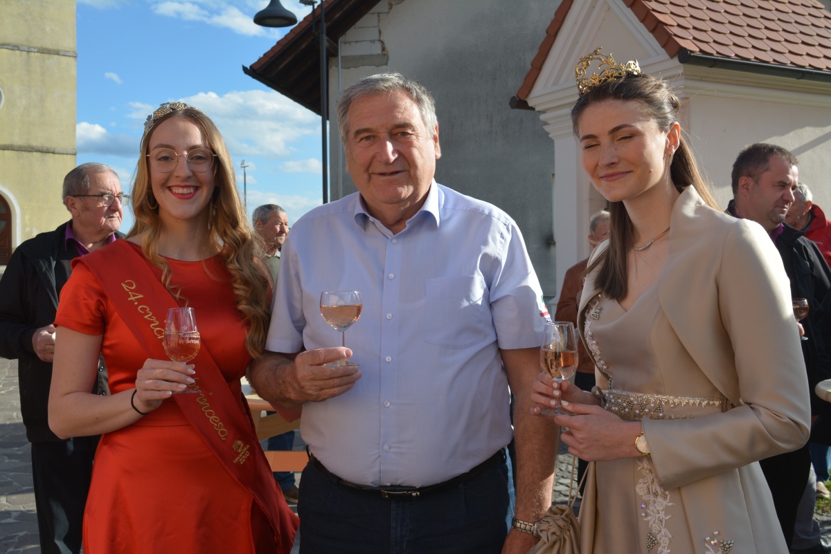 Cvičkova princesa Nika Martinčič, predsednik Društva vinogradnikov dolenjske Miran Jurak in vinska kraljica Sanja Ferjančič