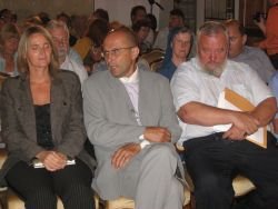 Na govorniški oder sta poleg Grande (skrajno desno) stopila tudi režiserka filma Maja Weiss in direktor Muzeja novejše zgodovine dr. Jože Dežman.