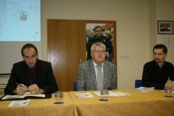 Z leve: Robert Planinc, Drago Krošelj in Dejan Kmetič na novinarski konferenci v Sevnici. (Foto: P. Perc)