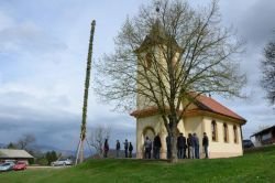 Ob novi cerkvici na Kovačevem Hribu so vaščani postavili rekordno, kar 27 m visoko butaro.