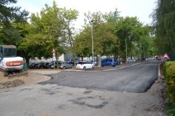 Cestišče pri OŠ Loka in Srednji šoli Črnomelj naj bi preplastili še ta teden.