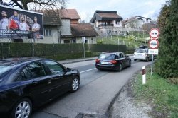 Vozniki so se s hrvaške strani proti Slovenski vasi za vstop v Slovenijo včeraj popoldne pomikali v počasni strnjeni koloni. (Foto: M. L.)