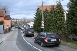 Mejni prehod Slovenska vas poznajo tudi številni tujci, ki se po tej poti izognejo daljšemu čakanju na Obrežju. (Foto: M. L.)