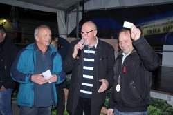 Borisa Urankarja (desno) je zaradi njegove natančne ocene napovedovalec večera Slavko podboj razglasil za zmagovalca tekmovanja v ugibanju teže salame. (Foto: M. L.)