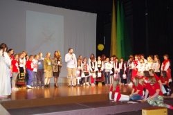 Vse partnerske šole v mednarodnem projektu po zaključni prireditvi v Šentjerneju.