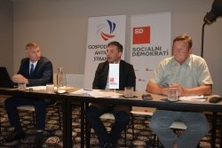 Skupno novinarsko konferenco o aktualnem mandatu župana Gregorja Macedonija so dane sklicali predstavniki GAS, SD in ZZD ter SNS, s tem da slednjih na konferenci ni bilo.