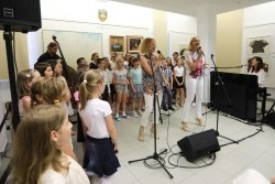 Odprtje 51. Mednarodnega tabora likovnih samorastnikov so obogatili Katrinas in Otroški pevski zbor Glasbene šole Trebnje. (Foto: Alenka Stražišar Lamovšek)