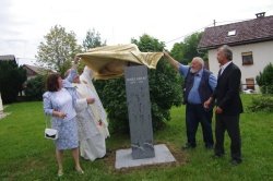 Odkritje doprsnega kipa Janeza Oberča (na sliki od leve proti desni): g. Andrej Golčnik, Bernardka Krnc, Janez Dušan Oberč in Stane Granda