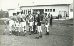 Nogometaši Elana pred tekmo leta 1960 na novem stadionu pod Portovalom
