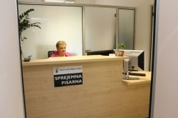 Stranke v sprejemni pisarni pričaka in jim pomaga dolgoletna občinska uslužbenka Andreja Berus, ki dobro pozna vse postopke.