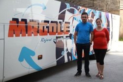 Andrej in Mateja ob njihovem avtobusu, ki se je nedavno ravno vrnil iz vožnje po Angliji. (Foto: R. N.)
