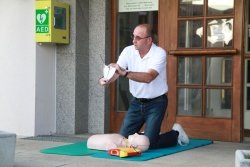 Zdravnik Zdenko Šalda je včeraj tudi prikazal, kako se uporablja defibrilator.