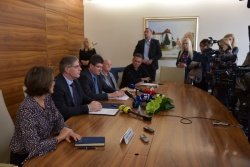 Današnjega sestanka sta se udeležila tudi predsednik KS Dobova Mihael Boranič in predsednik KS Jesenice na Dolenjskem Bogdan Palovšnik (četrti in peti z leve). (Foto: L. K.)