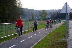 Kolesarji so se podali s kolesom po novi stezi iz Šmarjeških Toplic do Šmarjete.