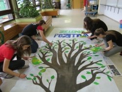 Mladi kiparji letos v Črnomlju ustvarjajo pod naslovom Zelena pozitiva.