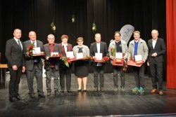 Vsi prejemniki letošnjih priznanj ob županu Dušanu Krštincu in predsedniku komisije za priznanja in nagrade Borutu Likarju.