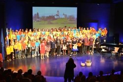 130 mladih pevcev in pevk se je združilo v Novomeški mladinski pevski zbor.