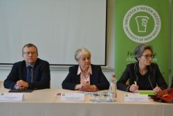 Na današnji novinarski konferenci so sodelovali (z leve9: prof.dr.Simon Muhič, dekan FS, mag. Ana Blažič, predsednica UO FZV, prof.dr.Karmen Erjavec, prorektorica...