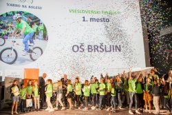 Zmagovalci sedme sezone Varno na kolesu so mladi kolesarji in kolesarke OŠ Bršljin. (Foto: Marjana Ojsteršek)