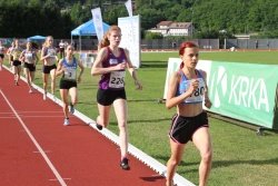 Klara Lukan je na 800 m tekmice že v prvem krogu pustila daleč za sabo. (Foto: I. Vidmar)
