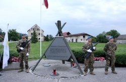 Častna straža Slovenske vojske pri spomeniku v Rigoncah na lanski junijski slovensosti (Foto: M. L.)