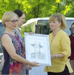 Sonja Povše Krmc (na desni) je ravnateljici šole Ireni Čengija Peterlin izročila sliko Frana Metelka.