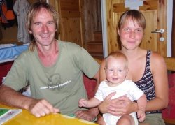 Srečna družinica: Andrej, Janja in mali Svetin.