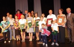 Letošnji občinski nagrajenci na skupni fotografiji po slavnostni seji OS občine Šentjernej