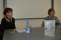 Neva Brun v pogovoru z dr. Alenko Župančič (na desni).