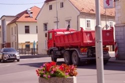 Vožnja po pokrovih komunalnih jaškov po Šentjerneju povzroča hrup, kar je  zelo moteče, še zlasti, če po njih vozijo težki tovornjaki. (Foto: L. M.)